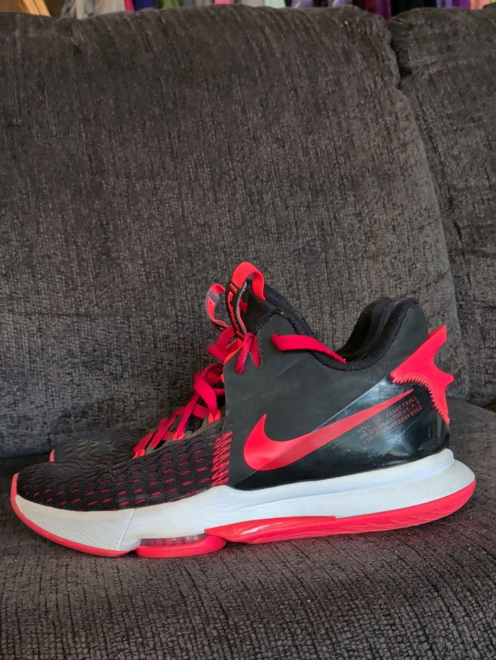 Nike Men’s Black and Red Low-Top Basketball Sneakers